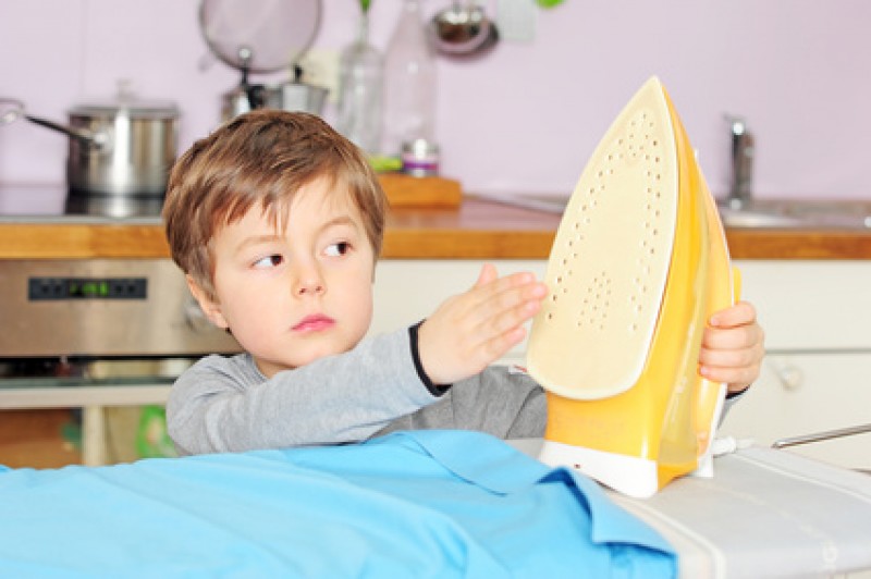 ожог утюгом у ребенка что делать