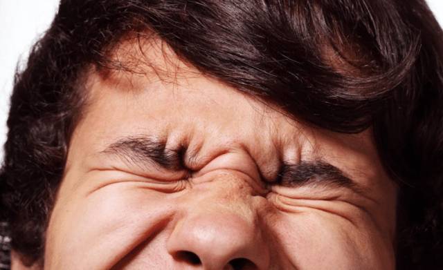 Закрытые глаза у парня Травма глаз