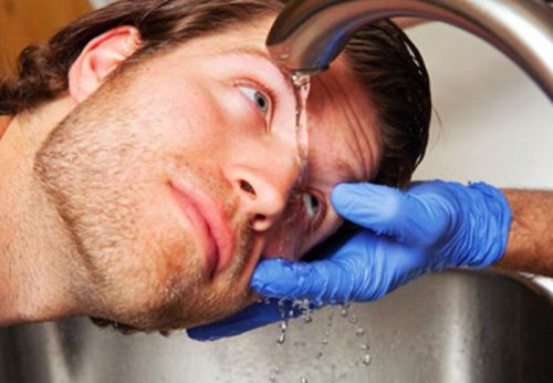 Промывание глаза под струей воды