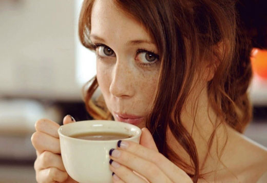 Девушка пьет кофе