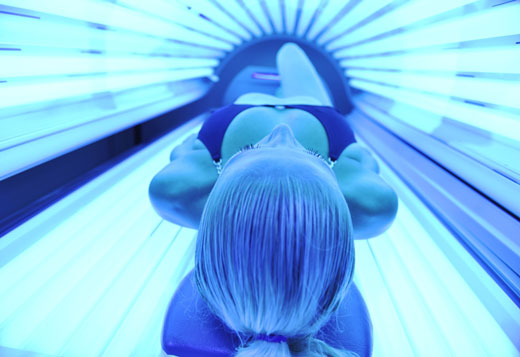 Девушка в горизонтальном солярии