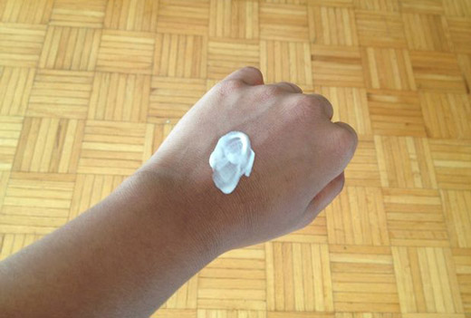 зубная паста на руке